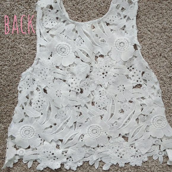 3/$20 White Floral Eyelet Lace Crop Top Size Medium - Picture 2 of 7